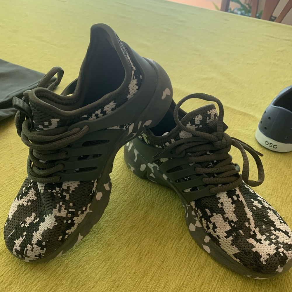 Boys size 4 camo sneakers